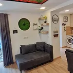 Appartment-ferienwohnung Mit Kueche, Bad, Wlan, Klimaanlage, Modern Eingerichtet * Posing