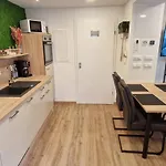 Appartment-ferienwohnung Mit Kueche, Bad, Wlan, Klimaanlage, Modern Eingerichtet *