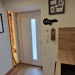 Appartment-ferienwohnung Mit Kueche, Bad, Wlan, Klimaanlage, Modern Eingerichtet * Posing