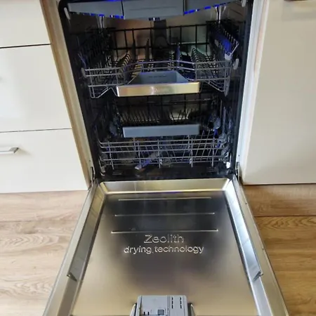 Appartment-ferienwohnung Mit Kueche, Bad, Wlan, Klimaanlage, Modern Eingerichtet Appartamento Posing